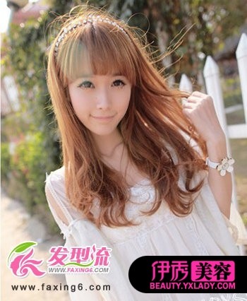 <em>中长发</em>的女生<em>发型</em>在发尾出打造出微微的卷曲感