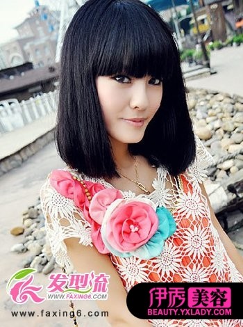 斜刘海搭配简约的直发发型