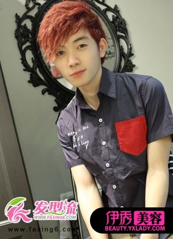 有着<em>斜庞克</em>风的纹理烫<em>发型</em>