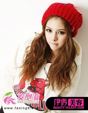 中长发发型的女生,将<em>头发烫</em>成细碎的小波浪烫