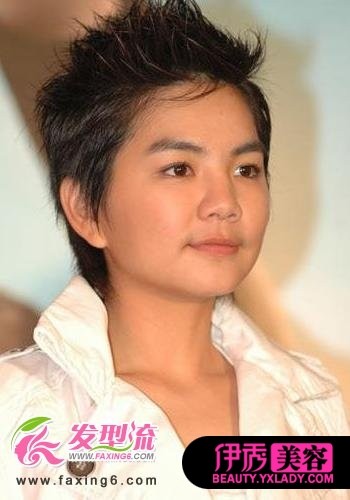 这款个性十足的<em>女生短发发型</em>很适合有个性的