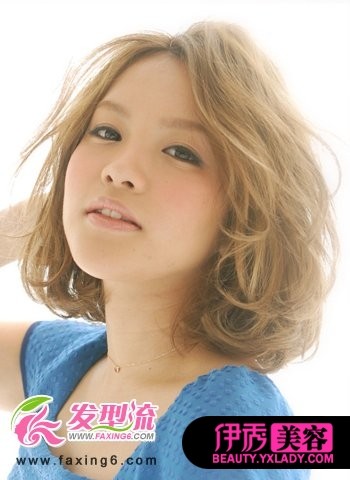 中分刘海短发++中分刘海发型让这款女生短发增