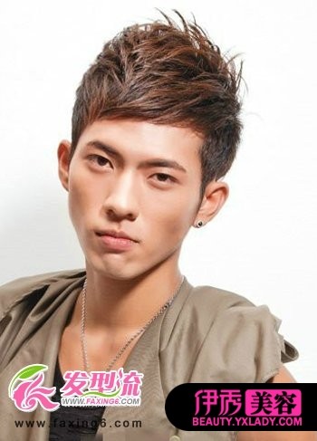 深棕色的纹理烫发型是很多年轻男生们最爱的一