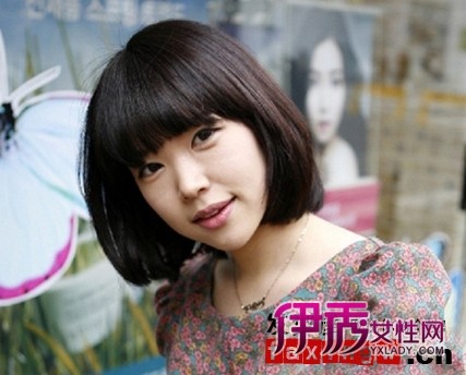 齐刘海烫卷装饰短发++比起前面的或烫卷或直发