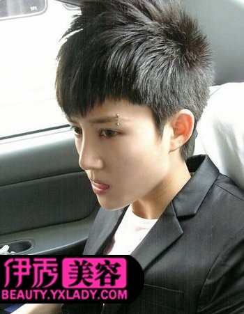 <em>帅气女生短发发型</em>秀 林弯弯<em>发型</em>再掀狂潮(13)_