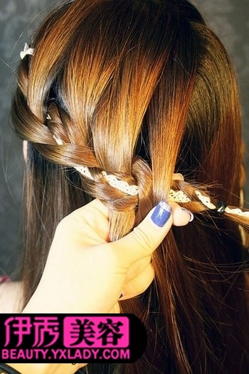 梳顺女生中长发发型后