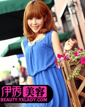 发量多的女生可以选择修剪到齐肩长度的发型