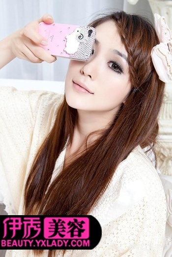 优雅的长直发发型,展现出女生浪漫的风情