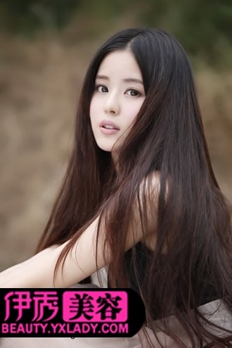 <em>中分长直发发型</em>