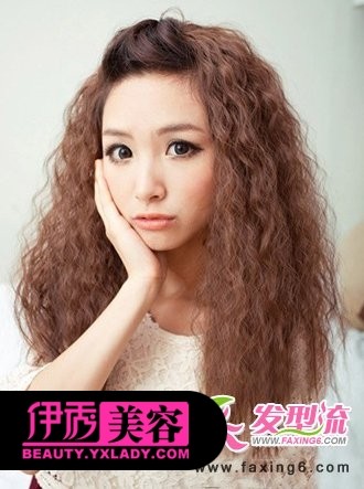 优雅女生烫发发型时尚瘦脸又减龄(6)_流行发型_