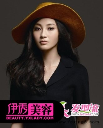 将中长发发型打造出波浪卷的烫发造型