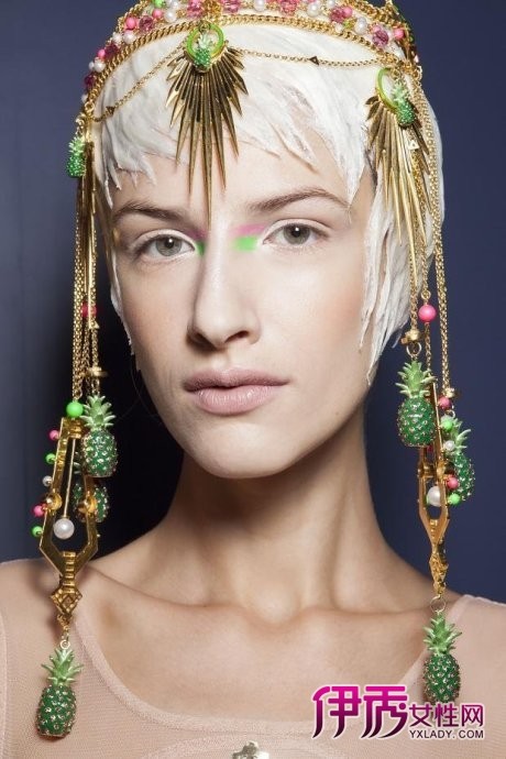 巴黎时装周Manish Arora T台妆容秀出水果元素