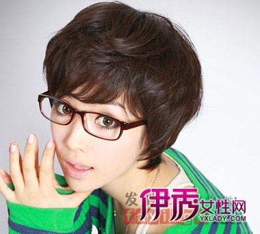 女生短发纹理烫俏皮清新_<em>流行发型</em>_美容-伊秀
