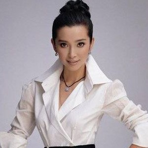 盘点五位女明星<em>职业装</em>搭配_明星<em>发型</em>_美容-伊