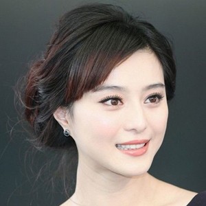 教你<em>如何盘头发</em>_beauty.yxlady.com-伊秀美容网