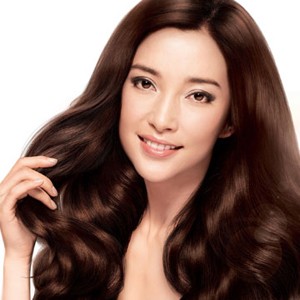 高人气巧克力<em>色头发</em>增添气质_流行发型_美容