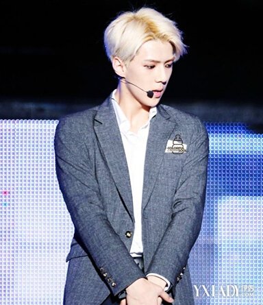 【图】2PM黄灿盛白色<em>中分发型</em>个性十足 吴世