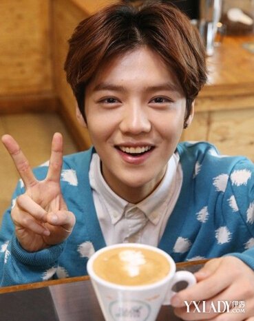 【图】2PM黄灿盛白色<em>中分发型</em>个性十足 吴世