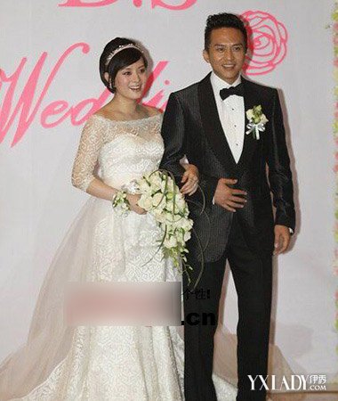 【图】戚薇中秋<em>婚礼</em>演绎<em>新娘短发发型</em> 短发新