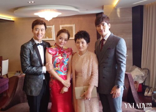 【图】蔡琳高梓淇<em>婚礼</em>中西合璧 绝美新娘盘发