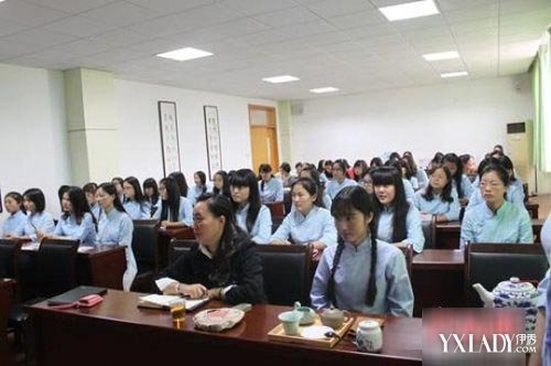师大女子学堂穿民国服饰 女生梳双<em>辫子发型</em>显
