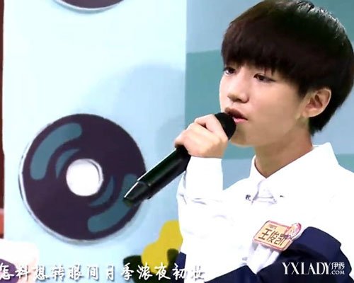 【组图】tfboys<em>王俊凯</em>演唱满城花开 锅盖<em>头</em>发型