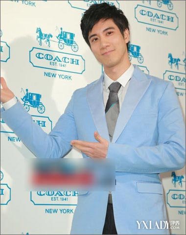 【组图】 王力宏转库克出柜信 被调侃 王力宏帅