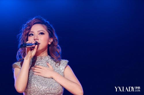 【图】<em>邓紫棋</em>回应封杀传闻 <em>邓紫棋演唱会</em>造型