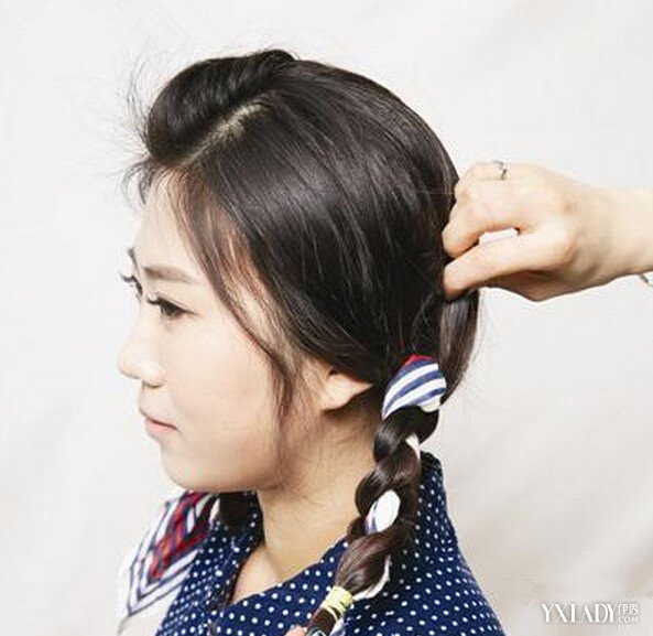韩式发型扎法 韩式可爱发型发带扎法步骤