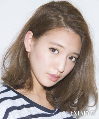 【图】圆脸的<em>发型</em>设计 <em>发尾微卷</em>更显灵动(2)_圆