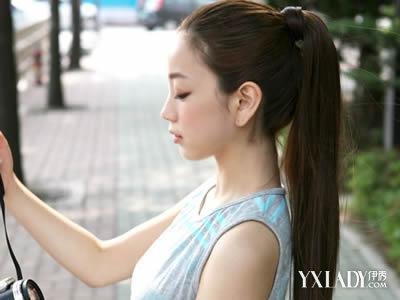 【图】用<em>头发绑马尾</em> 2招教你扎出迷人马尾辫(