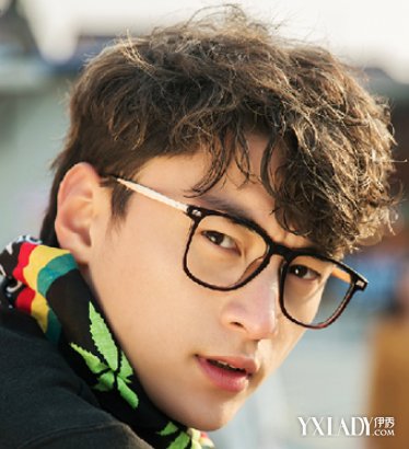 【图】适合<em>戴眼镜的发型男</em> 简单造型不失帅气