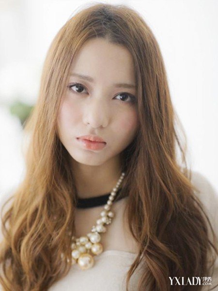 【图】中分发尾微<em>卷发型图片</em> 4张图片展现女王