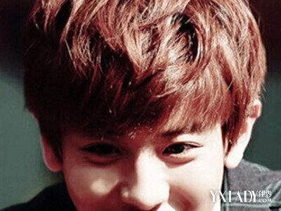 【图】最新款<em>男士中分烫发型韩式</em> 打造帅气型