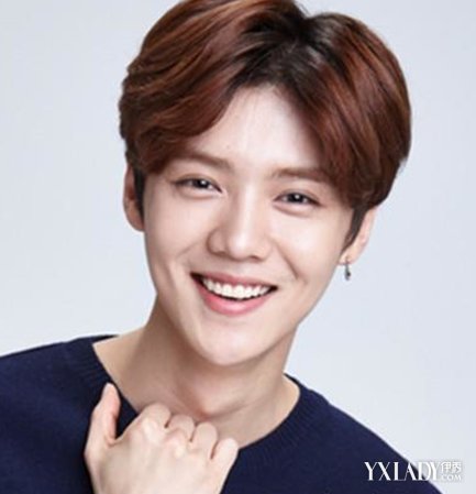 【图】<em>男士复古中分发型</em>推荐 鹿晗时尚中分教