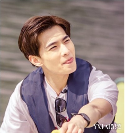 【图】<em>杨洋发型图片及名称</em> 齐刘海VS中分呆萌