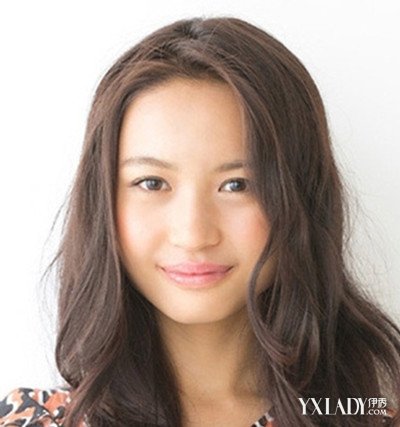 【图】<em>范冰冰中分发型扎法</em>教程 7步教你变华丽