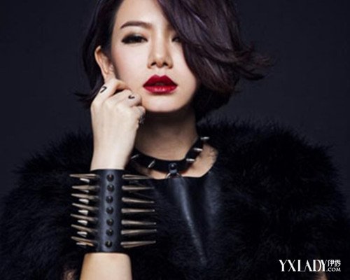 【图】<em>戚薇卷发发型图片</em> 侧分<em>短卷发</em>展御姐气