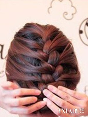 【图】揭女生中<em>短发满头小辫子发型</em>图解 六步