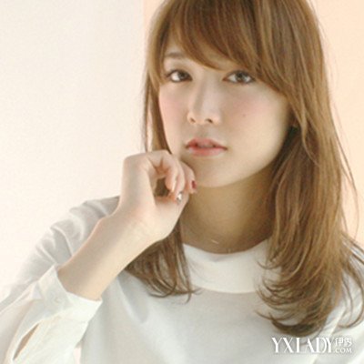 【图】<em>学生中长发微卷发型</em> 简单造型显甜美(3