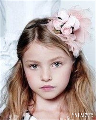 小女孩儿童发型图片显示自然卷的长发和蓝色的格子裙,简单,却很独特