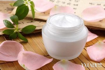 【图】冬天脸脱皮又红怎么办 正确使用润肤霜