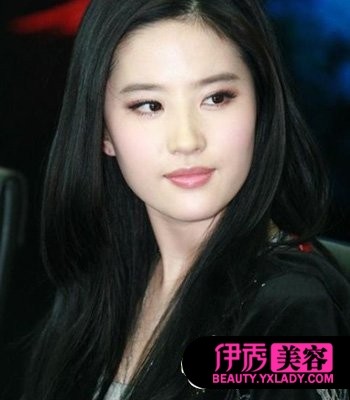 中分的直发发型很适合刘亦菲