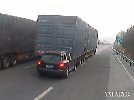 卡宴追尾大货车