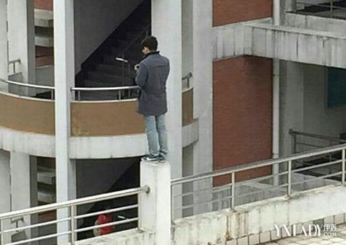 【图】男子表白失败当众跳楼 如何提高大学生
