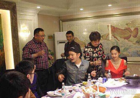 【图】baby随男友黄晓明春节返乡 深V礼服现