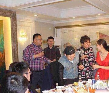 【图】baby随男友黄晓明春节返乡你侬我侬 杨