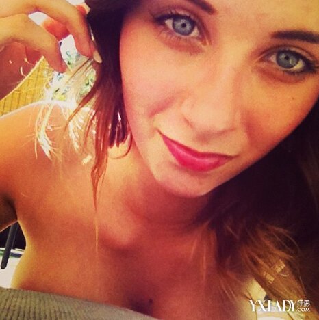 【图】丹麦美女政客性感撩人 穿爆乳装露F杯八