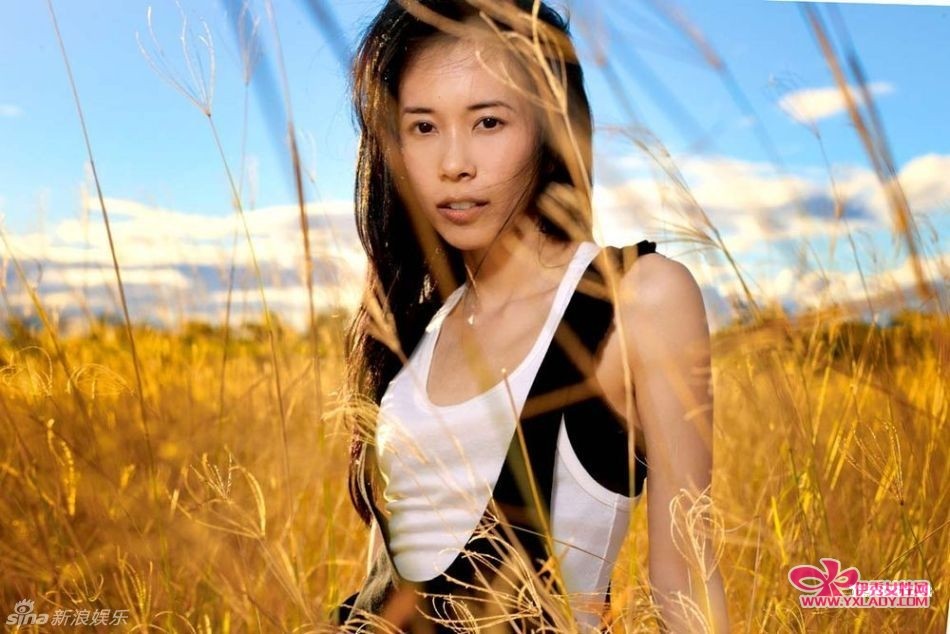 组图: 莫文蔚专辑 封面曝光 蓝天白云衬妩媚风情