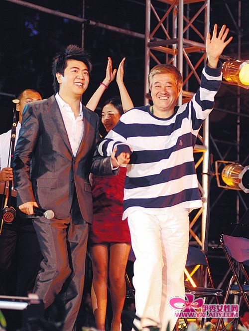  朗朗 和 赵本山 牵手出场